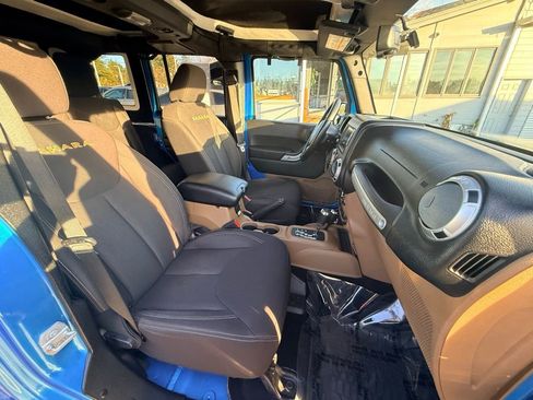 Used 2015 Jeep Wrangler Unlimited Sahara w/ Connectivity Group image 24