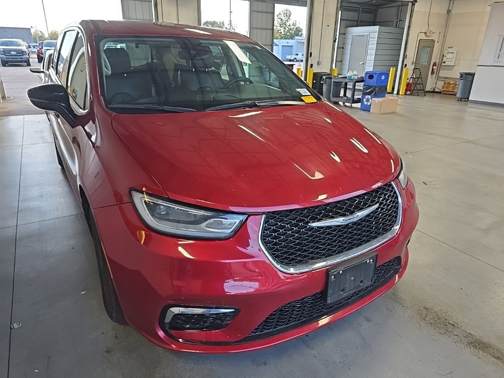 Used 2024 Chrysler Pacifica Touring-L FWD image 1