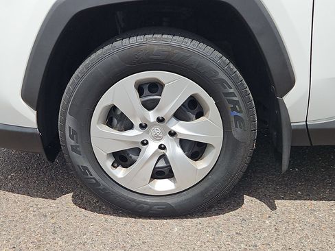 Used 2021 Toyota RAV4 LE FWD image 10
