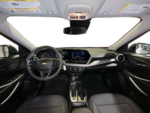 Used 2025 Chevrolet Trax LS image 29