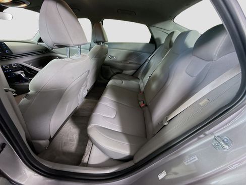Used 2025 Hyundai Elantra SE image 24
