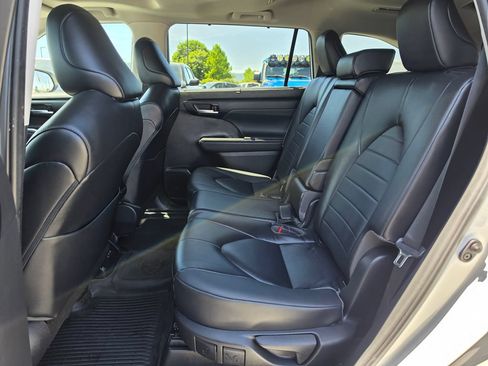 Used 2023 Toyota Highlander XLE AWD/4WD image 11