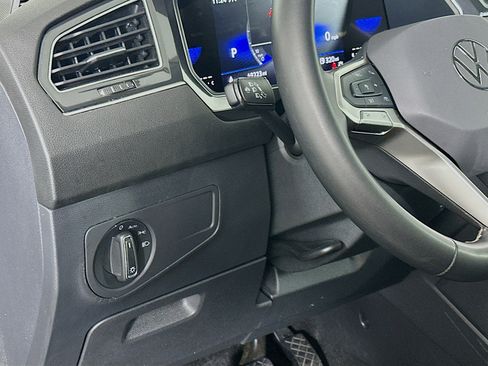 Used 2024 Volkswagen Tiguan SE image 16