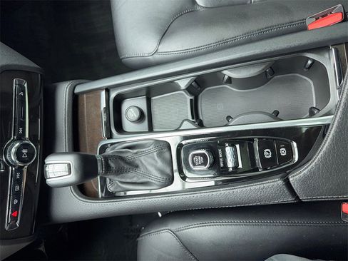 Used 2018 Volvo XC90 T5 Momentum w/ Convenience Package image 32