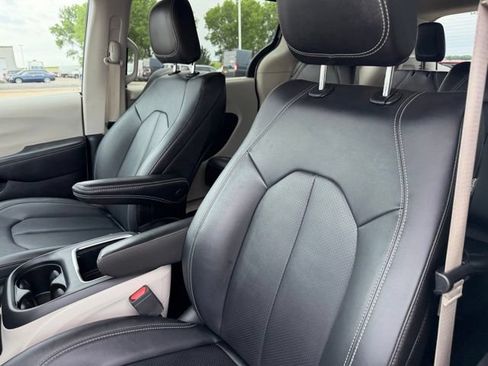 Used 2024 Chrysler Pacifica Touring-L FWD image 18