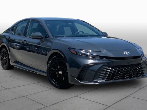 Used 2025 Toyota Camry SE FWD image 3