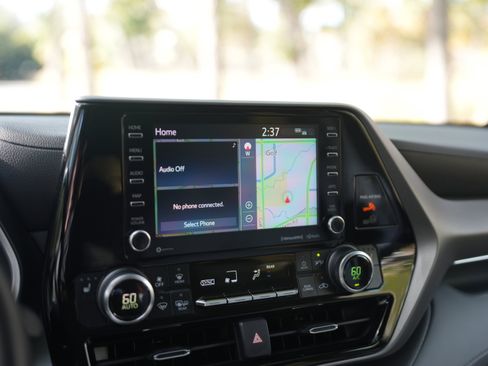 Used 2022 Toyota Highlander XLE image 12