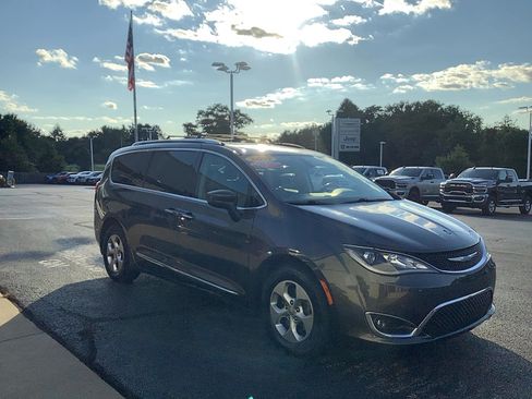 Used 2017 Chrysler Pacifica Touring-L Plus FWD image 3