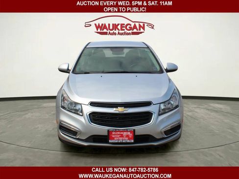 Used 2015 Chevrolet Cruze LT FWD image 2