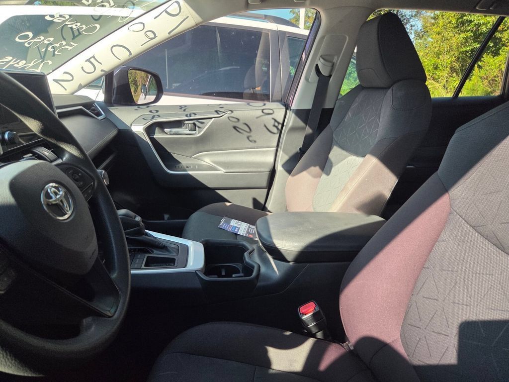 Used 2024 Toyota RAV4 XLE FWD image 5