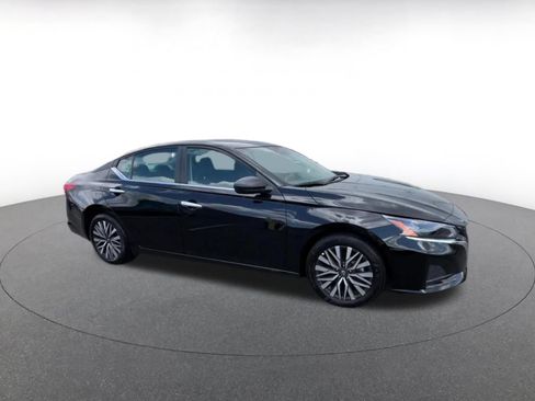 Used 2025 Nissan Altima 2.5 SV FWD image 2