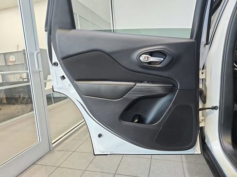 Used 2016 Jeep Cherokee Latitude w/ Cold Weather Group FWD image 20