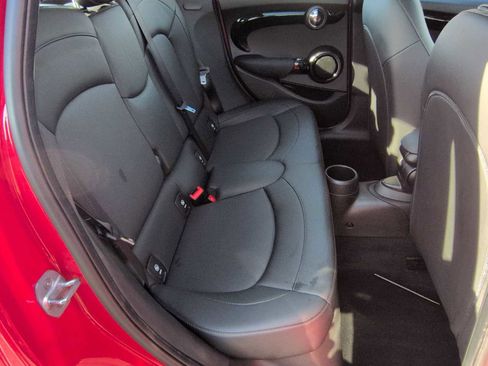 Used 2019 MINI Cooper 4-Door Hardtop w/ Signature Upholstery Package image 22