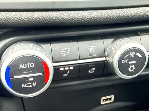 Used 2017 Alfa Romeo Giulia Ti w/ TI 19" Sport Package RWD image 19