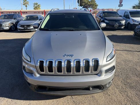 Used 2017 Jeep Cherokee Latitude image 2