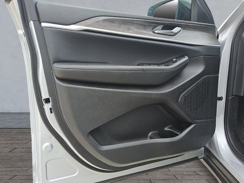 New 2026 Jeep Grand Cherokee Altitude image 17