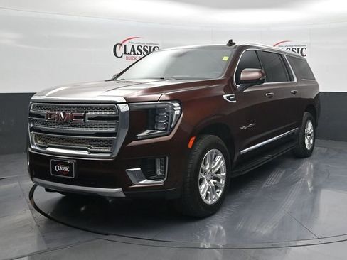 Used 2023 GMC Yukon XL SLT w/ SLT Luxury Package image 3