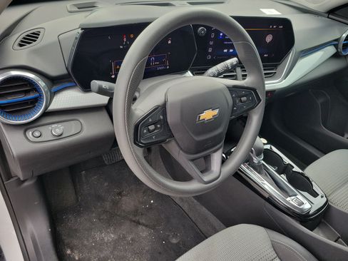 Used 2025 Chevrolet Trax LT FWD image 11