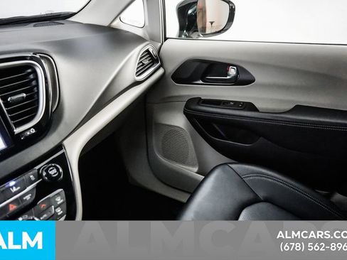 Used 2024 Chrysler Pacifica Touring-L image 38