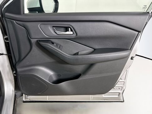 Used 2025 Nissan Rogue SV image 31