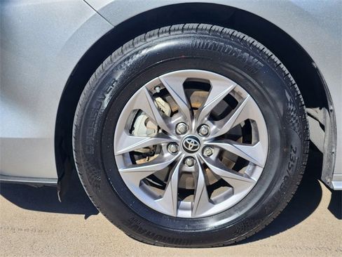 Used 2021 Toyota Sienna LE image 8