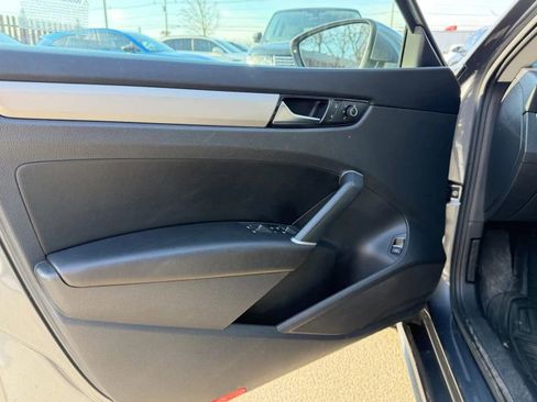 Used 2022 Volkswagen Passat 2.0T SE image 9