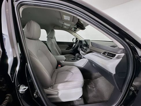 Used 2024 Toyota Highlander LE FWD image 28