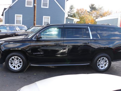Used 2017 GMC Yukon XL SLT image 2