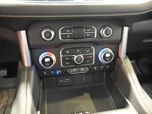 Used 2024 GMC Yukon SLT w/ SLT Luxury Package AWD/4WD image 18