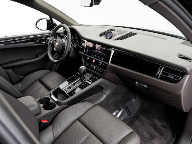 Certified 2026 Porsche Macan AWD/4WD image 23