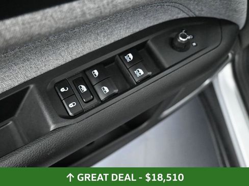 Used 2024 Jeep Compass Latitude image 31