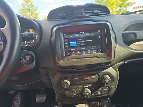Used 2018 Jeep Renegade Altitude w/ Cold Weather Group FWD image 19