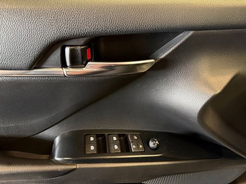 Used 2020 Toyota Camry SE image 17