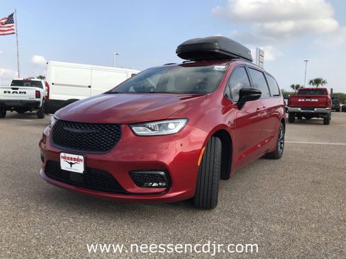 New 2025 Chrysler Pacifica Select w/ Fav Edition Package image 3