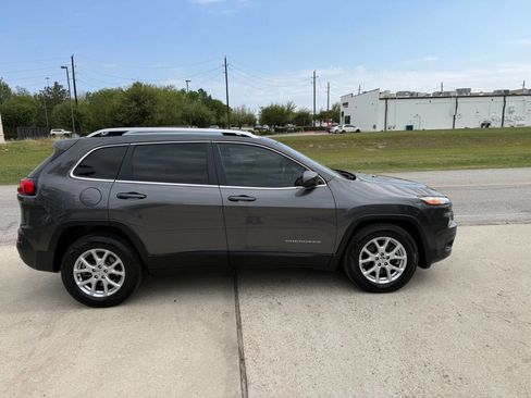Used 2017 Jeep Cherokee Latitude w/ Comfort & Sound Group image 5