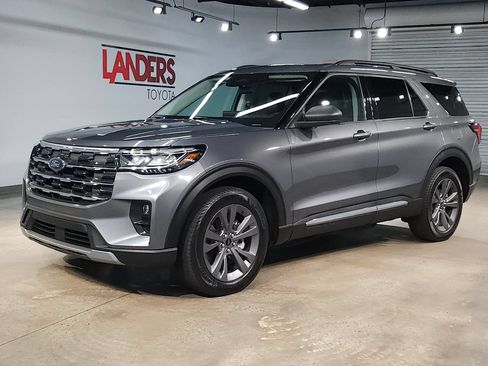 Used 2025 Ford Explorer Active w/ Active Comfort Package AWD/4WD image 3