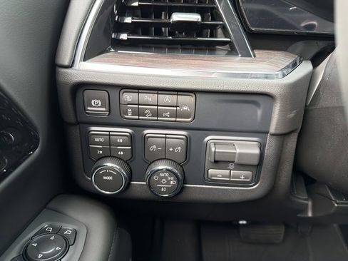 New 2026 Chevrolet Suburban LT image 14