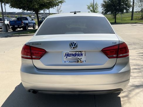 Used 2014 Volkswagen Passat S image 9