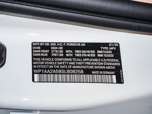 Certified 2025 Porsche Macan image 30