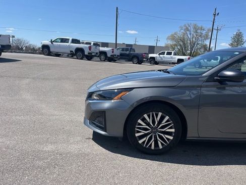Used 2025 Nissan Altima 2.5 SV FWD image 4