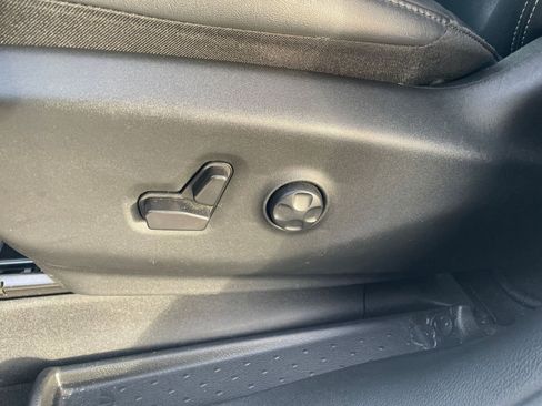 Used 2025 Chrysler Pacifica Select image 25