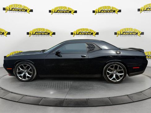Used 2017 Dodge Challenger SXT RWD image 2