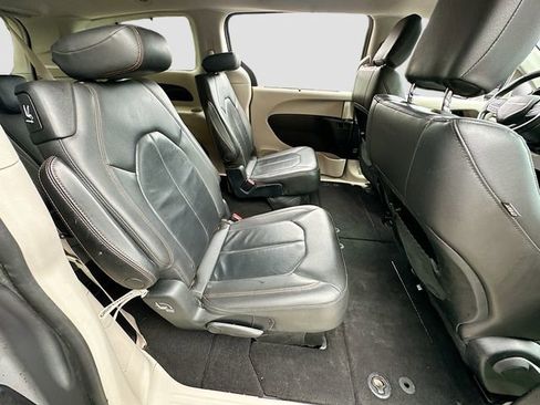 Used 2017 Chrysler Pacifica Touring-L FWD image 29