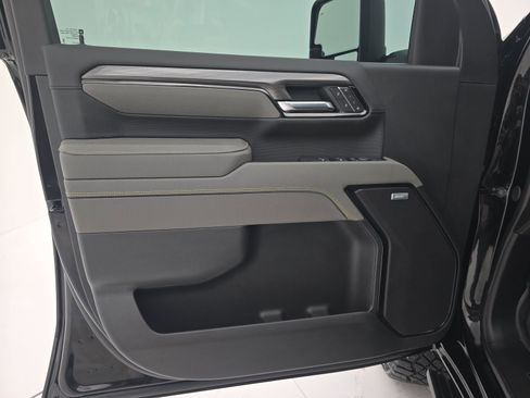 Used 2025 Chevrolet Silverado 2500 ZR2 w/ Technology Package image 10