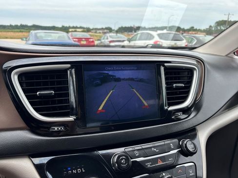 Used 2017 Chrysler Pacifica Touring-L FWD image 16