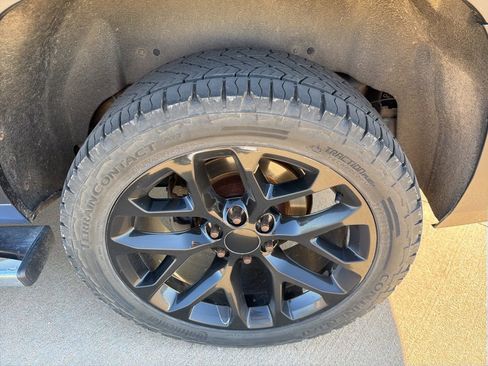 Used 2016 Chevrolet Suburban LT image 6