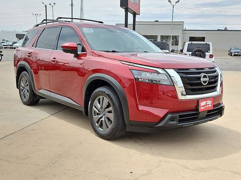 Used 2024 Nissan Pathfinder SV image 4