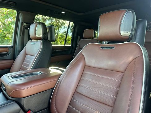 Used 2023 GMC Yukon XL Denali Ultimate AWD/4WD image 18