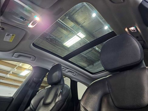 Used 2019 Volvo XC60 T5 Momentum w/ Multimedia Package image 24