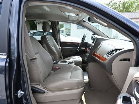 Used 2014 Chrysler Town & Country Touring FWD image 33